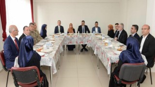 İlçesindeki öğrencileri yalnız bırakmıyor