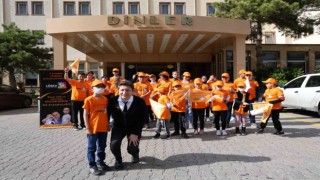 İlk defa hamburger yediler