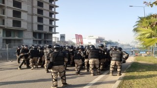 Polis incirlik üssüne girmeye çalışan gruba müdehale etti.