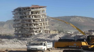 İş makinasının dokunuşuyla bina yerle bir oldu