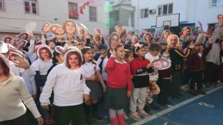 İskenderunda öğrencilerden öğretmenlerine maskeli sürpriz