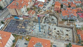 Ispartada yeraltı 3 katlı otopark inşaatında çalışmalar sürüyor