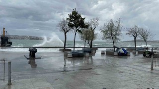 İstanbulda fırtına: Beşiktaş sahilinde dalgalar oluştu