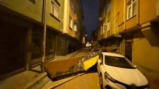 İstanbulda fırtına etkisini sürdürüyor: Kağıthanede bir binanın çatısı uçtu