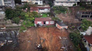 İstanbulda fırtına ve şiddetli yağış nedeniyle toprak kaydı: 6 kişilik aile ölümden döndü