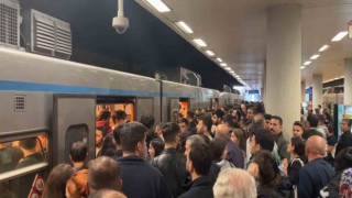 İstanbulda gelmeyen metrolar ve yürümeyen merdivenler vatandaşları çileden çıkardı
