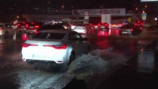 İstanbulda sağanak etkisini gösterdi, D-100 Kartal istikametinde uzun araç kuyrukları oluştu