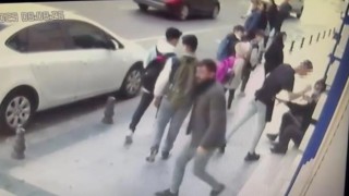İstanbulda “sipariş kalemiyle” cinayet kamerada: Şişe fırlattı diye alnından yaraladı