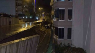 İstinat duvarı çöktü, 4 araç hasar gördü