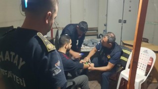 İtfaiye ekipleri sıkışan kelepçeyi çıkarttı