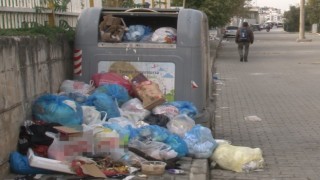 İzmir Çiğlinin her köşe başı çöp yığını, kenti kötü koku sardı