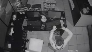 İzmirde 8 iş yerine giren suç makinesi hırsız yakalandı: Dükkanları böyle soydu