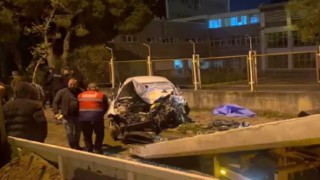 İzmirde belediye otobüsü ile otomobil kafa kafaya çarpıştı: 1 ölü, 2 yaralı
