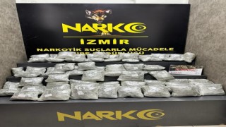 İzmirde bir kargo firmasında yaklaşık 40 kg esrar ele geçirildi