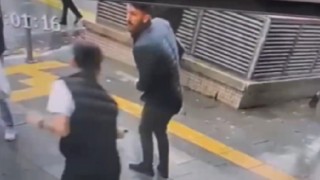 İzmirde kalabalığın ortasında silahlı saldırı kamerada