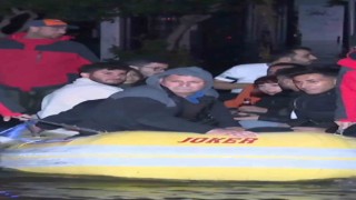 İzmirde selde mahsur kalan vatandaşlar botla kurtarıldı