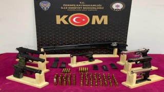İzmirde silah kaçakçılarına polis baskını