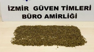 İzmirde sokak arasında uyuşturucu ticaretine polis baskını