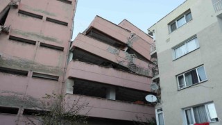 İzmirde yıkımı yapılan lise yan yattı, 3 apartman boşaltıldı