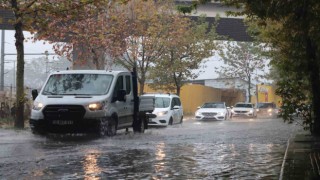 İzmiri sağanak vurdu: Cadde ve sokaklar göle döndü