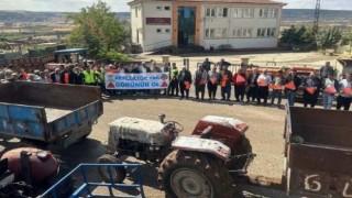 Jandarma 86 traktör sürücüsüne reflektif yelek dağıttı