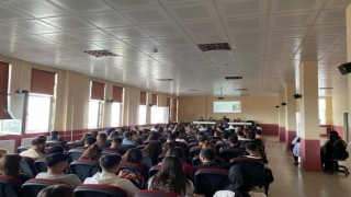 Jandarma üniversite öğrencilerini bilgilendirdi