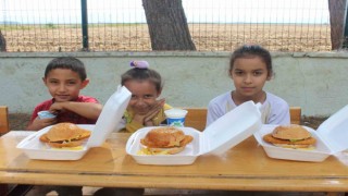 Depremzede çocuklara hamburger sürprizi
