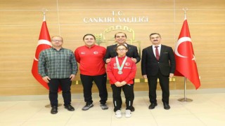 Jimnastik şampiyonasında dünya ikincisi olan genç sporcuya Vali Taşolardan tebrik