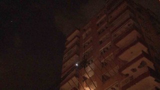Kadıköyde apartmanın çatısına yıldırım düştü
