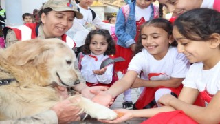 Kadın jandarmalardan minik öğrencilere sürpriz