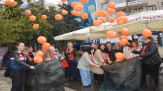 Kadına şiddete dikkat çekmek için yüzlerce balon gökyüzüne bırakıldı