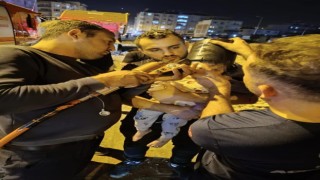 Kafasını kovaya sıkıştıran çocuğun yardımına itfaiye yetişti