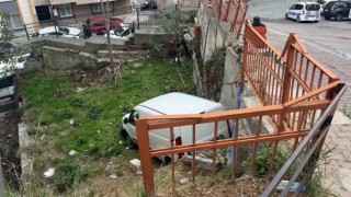 Kağıthanede hafif ticari araç apartman bahçesine düştü