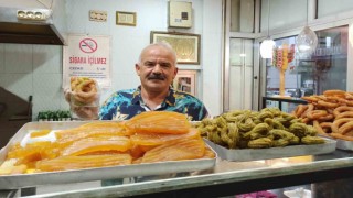 Kahramanmaraşta bir tatlıcı depremde 10 saat enkazda kaldı, şubeleri zarar gördü tatlı yapmaktan vazgeçmedi