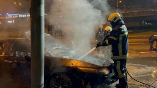 Kaldırıma çarpan otomobil alev aldı, sürücü olay yerinden kaçtı