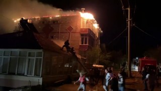 Kalorifer bacasında çıkan yangın geceyi aydınlattı
