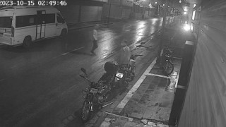 Kameralara aldırış etmeden motosikleti çalan zanlı tutuklandı