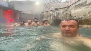 Kaplıcalarda kar yağışına rağmen açık havuzu tercih ettiler
