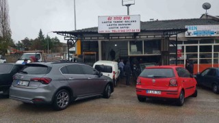 Kar yağışına hazırlıksız yakalanan sürücüler oto lastikçilere akın etti