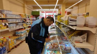 Karacabeyde zabıta ekiplerinin market denetimleri sürüyor