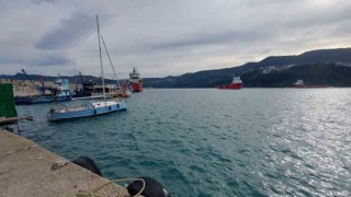 Karadenizde petrol aramada görevli tekneler Amasra Limanına sığındı