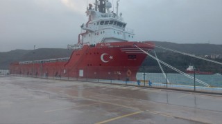 Karadenizde petrol araması yapan 2 gemi de Amasra Limanına sığındı