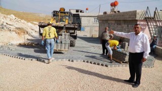 Karahöyükteki yeni yollar kilitli parke taşı ile döşeniyor