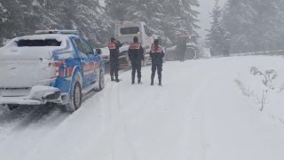 Karda yolda mahsur kalan 4 kişi ölümden döndü