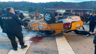 Karşı şeride uçup otomobille kafa kaya çarpıştı: 1 ölü, 4 yaralı