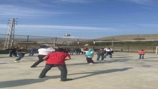 Karsta kaymakam öğrencilerle kitap okudu, voleybol oynadı