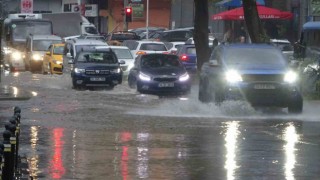 Kartalda şiddetli yağış sonrası caddeleri su bastı
