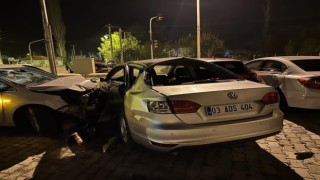 Kavşakta araçla çarpışan otomobil galeriye daldı: 3 yaralı