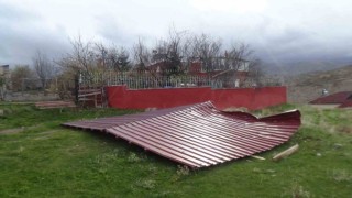 Kayseride 6 tonluk çatı şiddetli rüzgara dayanamadı