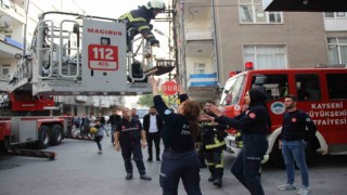 Kayseride binada yangın: Ekipler mahsur kalanları kurtardı